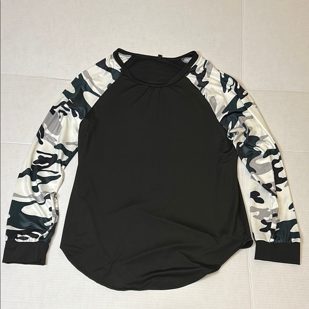 XXL Black/Forest Green Camo Sleeve Polyester Spandex Top with cuffed sleeves.